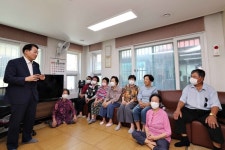 김찬진 동구청장, 추석 맞이 경로당 방문…어르신들과 소통:내외신문 ≪내외신문≫ 김찬진 동구청장, 추석 맞이 경로당 방문…어르신들과 소통