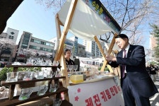 인천 동구, 벚꽃 휘날리는 수문통 야행…골목 상권에 봄바람:내외신문 ≪내외신문≫ 인천 동구, 벚꽃 휘날리는 수문통 야행…골목 상권에 봄바람