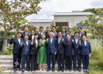 정청래 盧 전 대통령 묘역 참배에 이어 문재인 전 대통령 사저 방문:내외신문 ≪내외신문≫ 정청래 盧 전 대통령 묘역 참배에 이어 문재인 전... 