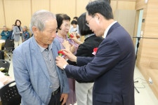 봉황면 어버이날 행사, 봉황 신석 여자경로당 방문 - 365일 열린시장실 봉황면 어버이날 행사, 봉황 신석 여자경로당 방문