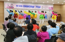 봉황면 어버이날 행사, 봉황 신석 여자경로당 방문 - 365일 열린시장실 봉황면 어버이날 행사, 봉황 신석 여자경로당 방문