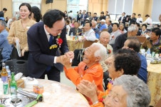 봉황면 어버이날 행사, 봉황 신석 여자경로당 방문 - 365일 열린시장실 봉황면 어버이날 행사, 봉황 신석 여자경로당 방문