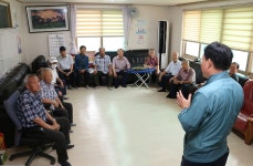 공산면 경로당 방문(공산면 5일시장 장보기 행사와 연계) - 365일 열린시장실 공산면 경로당 방문(공산면 5일시장 장보기 행사와 연계) 