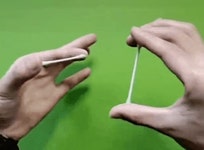 면봉 통과 마술 하는 방법.gif - 유머 / 재미 / 감동 - 네모판 면봉 통과 마술 하는 방법.gif