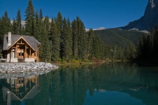 자연친화적 산속의 맑은 호수 - 여행 / 풍경 / 호텔 - 네모판 자연친화적 산속의 맑은 호수