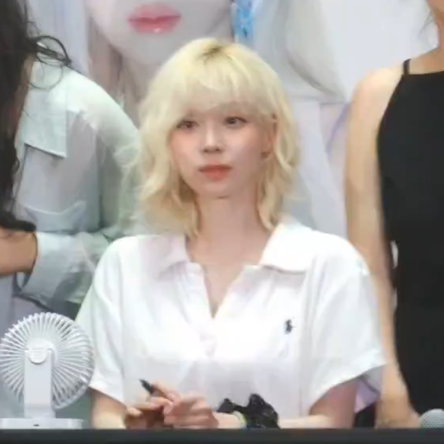 에스파, 첫 싱가포르 단독 콘서트 성황리에 마무리하여 현지 인기 입증!