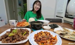 유튜버 쯔양 어머니가 퍼주시는 쯔양 밥 한 공기.gif - 연예이슈 수다방 - 네모판 유튜버 쯔양 어머니가 퍼주시는 쯔양 밥 한 공기.gif