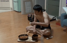 [나혼자 산다] 기안84 편의점도시락 먹방.gif - 연예이슈 수다방 - 네모판 [나혼자 산다] 기안84 편의점도시락 먹방.gif