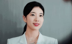 드라마 <안나>에서 고급스러운 착장 잘 어울렸던 수지.jpgif... 네모판 드라마 &lt;안나&gt;에서 고급스러운 착장 잘 어울렸던 수지.jpgif