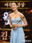 청룡시리즈어워즈 여우주연상 받은 김고은 수상소감.jpgif - 연예이슈 수다방 - 네모판 청룡시리즈어워즈 여우주연상 받은 김고은... 