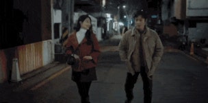 에서 이병헌이 연기한 썸녀랑 같이 술 마시고... 이병헌이 연기한 "썸녀랑 같이 술 마시고 기분 째진 상태"