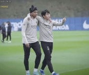 PSG 훈련장에서 이강인 부둥부둥 하는 음단장ㅋㅋ.gif - 연예이슈 수다방 - 네모판 PSG 훈련장에서 이강인 부둥부둥 하는 음단장ㅋㅋ.gif