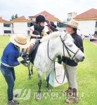 제주자치경찰 기마대, 공립특수학교로부터 감사패 받아 - 제주환경일보 제주자치경찰 기마대, 공립특수학교로부터 감사패 받아
