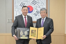 공주시, 희창물산(주) 권중천 회장에 명예시민증 수여 | 뉴스로