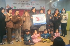 광명시립무지개어린이집, 광명7동 마을공유냉장고에 라면‘천사(1004)’개 전달 | 뉴스로