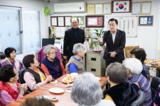이재준 수원시장, 권선구 청구2차아파트 경로당 찾아 시설 점검하고 어르신들 의견 들어 | 뉴스로