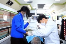 인제군보건소 ‘찾아가는 경로당 구강이동진료’ 인기 | 뉴스로