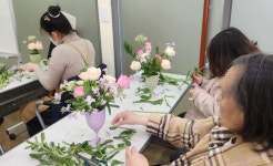 미추홀구평생학습관, 장애인의 날 맞아 ‘그림책과 함께하는 꽃 테라피’ 프로그램 운영 | 뉴스로