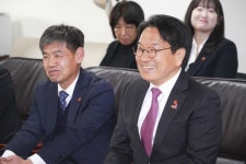강기정 시장 “제주와 광주, 더 단단한 민주주의로” | 뉴스로