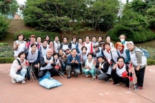오산감돌대학 어르신들, 장미정원서 플로깅 활동 펼치며 축제 동참 | 뉴스로