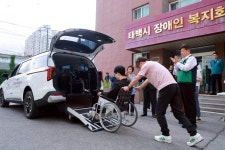 태백시, (사)열린정보화직업재활협회에 교통약자 특별교통수단(장애인콜택시) 차량 전달 | 뉴스로