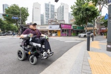 마포구, 횡단보도 247개소 ‘턱 낮춤’ 정비 완료…보행약자 이동권 강화 | 뉴스로