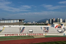 벽에 피어난 스포츠 향연, 고성군 종합운동장, 생동감 넘치는 스포츠 테마 벽화로 새단장 | 뉴스로