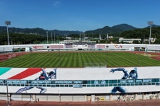 벽에 피어난 스포츠 향연, 고성군 종합운동장, 생동감 넘치는 스포츠 테마 벽화로 새단장 | 뉴스로