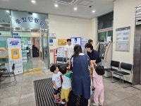 ‘작은 손으로 큰 실천’ 아이튼튼어린이집, 화서1동 행정복지센터에 우유팩 반납하며 자원순환 실천 | 뉴스로