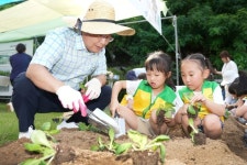 중랑구, 중랑행복농장에서 도시농업 실천… 김장채소 모종 배부·교육 진행 | 뉴스로
