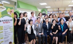 이상일 용인특례시장, 동천동 ‘숲속작은도서관’ 재개관 축하 | 뉴스로