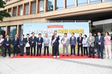 국회 앞마당 물들인 구미의 맛…로컬푸드 판촉전 성황 | 뉴스로