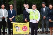 이상일 용인특례시장, 수지구 현암초 앞 교통지도 봉사 나서 | 뉴스로