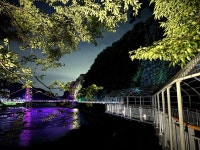 아름다운 홍천 강변의 야경을 밝히다. 송학정교 잔도 산책로 경관조명 공사 완료! 더 밝고 안전한 산책로 개통 | 뉴스로