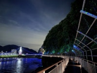 아름다운 홍천 강변의 야경을 밝히다. 송학정교 잔도 산책로 경관조명 공사 완료! 더 밝고 안전한 산책로 개통 | 뉴스로