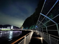 아름다운 홍천 강변의 야경을 밝히다. 송학정교 잔도 산책로 경관조명 공사 완료! 더 밝고 안전한 산책로 개통 | 뉴스로