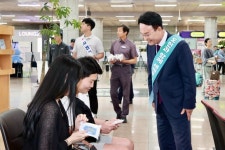 사천공항, 국제공항 승격 서명운동 열기 공항 현장까지 확산 | 뉴스로