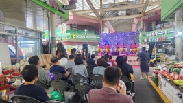 민속놀이 체험부터 가요제·경품추첨까지… 전통시장에 활력을 불어넣어 | 뉴스로