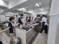 고명외식고-돈암1동, 주민과 함께 즐기는 블랙치킨 조리체험 | 뉴스로