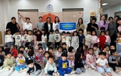 시립고덕 LH2단지 어린이집, 고덕동에 바자회 후원금 전달 | 뉴스로