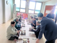 “참! 좋은 사랑의 밥차 ” 자인면 남신리 어르신께 따뜻한 식사 제공 | 뉴스로