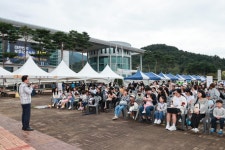 사천시 어린이집연합회, ‘4000가지 꿈 놀이터’ 시청 노을광장에서 성황리 개최 | 뉴스로