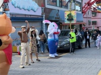 송월동 동화마을에 활력 불어넣은 거리 공연‥방문객 체류 확대 이바지 | 뉴스로