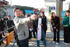 이상일 용인특례시장, 포곡초등학교 방문해 학생 승하차 공간 마련 등 논의 | 뉴스로