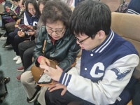 창선노인대학, 세대잇기 스마트폰 교실 운영 | 뉴스로