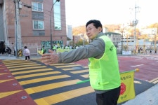 이상일 용인특례시장, 교동초 어린이 교통안전 지도 봉사 참여 | 뉴스로