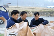 최훈식 장수군수, 2025년산 공공비축미 매입 현장 방문 | 뉴스로