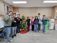 동두천시 불현동 행정복지센터, 크리스마스 트리로 더 따뜻해진 민원실 | 뉴스로