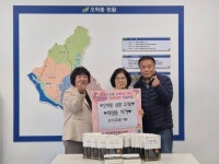 최영웅 작가, 저서 ‘히어로 이펙트’ 20권 오학동 행정복지센터에 전달 | 뉴스로