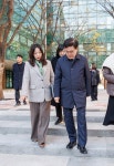 진교훈 강서구청장, 공항중학교 노후 시설물 보수 현장 점검 | 뉴스로